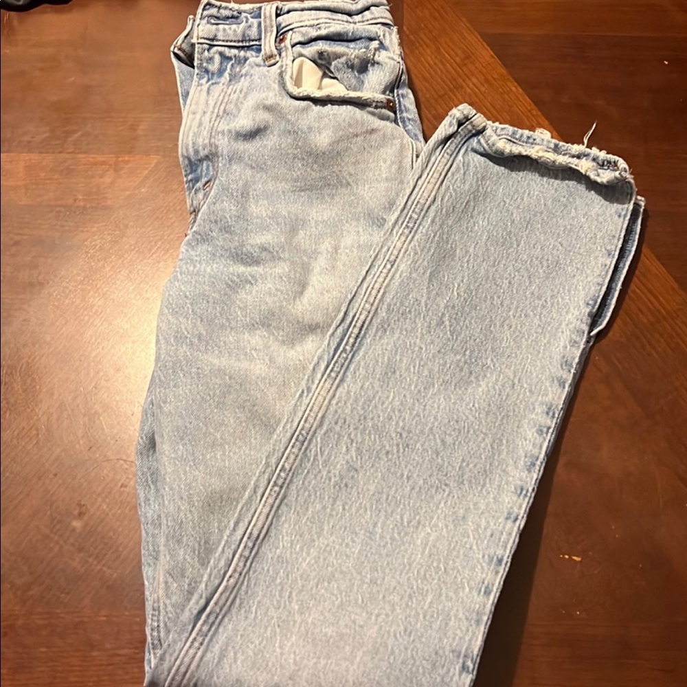 Abercrombie & Fitch Jeans
The 90’s straight Ultra High Rise 
SIZE 24 00R